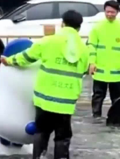 奶茶店吉祥物被借走当道路积水警示物,网友:守护城市