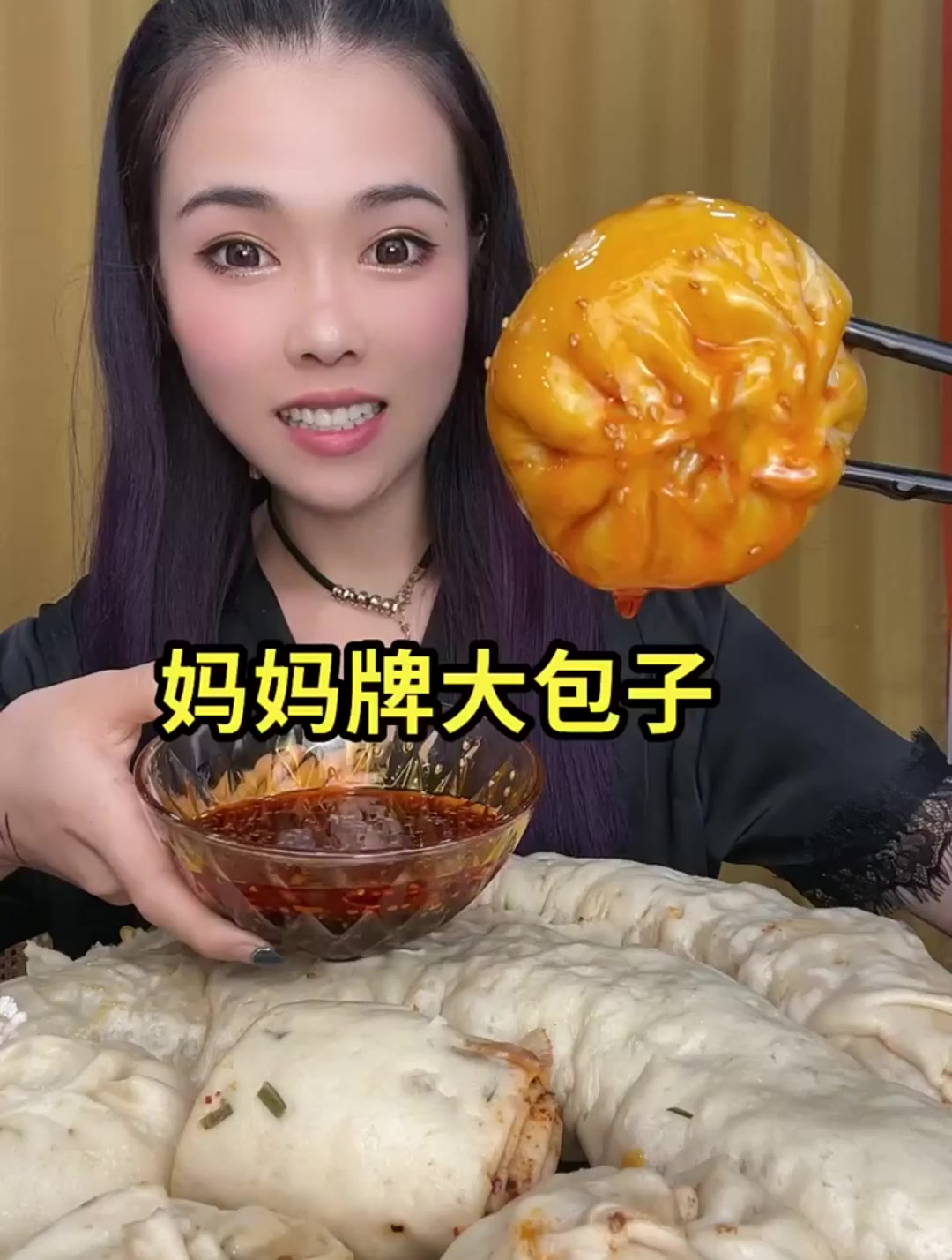 美女这胃是个无底洞,大包子几口就没了
