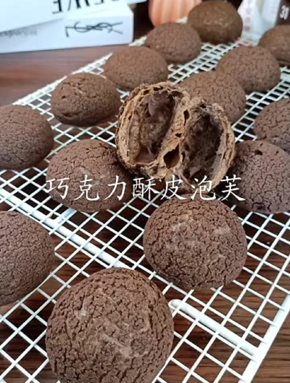 个个大空心,一口爆浆的巧克力奶油酥皮泡芙