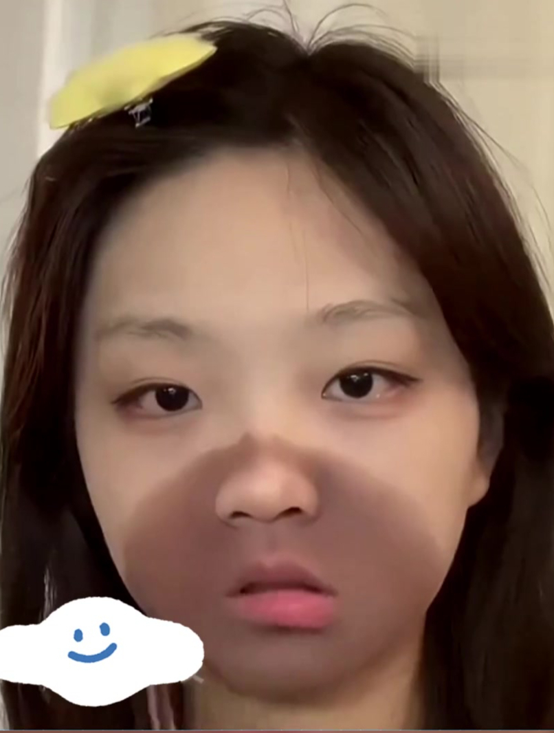 女大学生画熊二仿妆,本以为是沙雕风,没想到她走纯欲风!