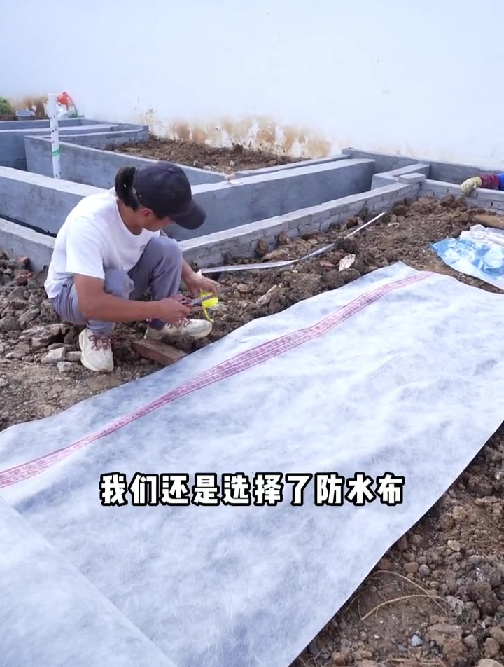 给鱼池做好了防水,建造凉亭的防腐木也运到小院了,期待它成型
