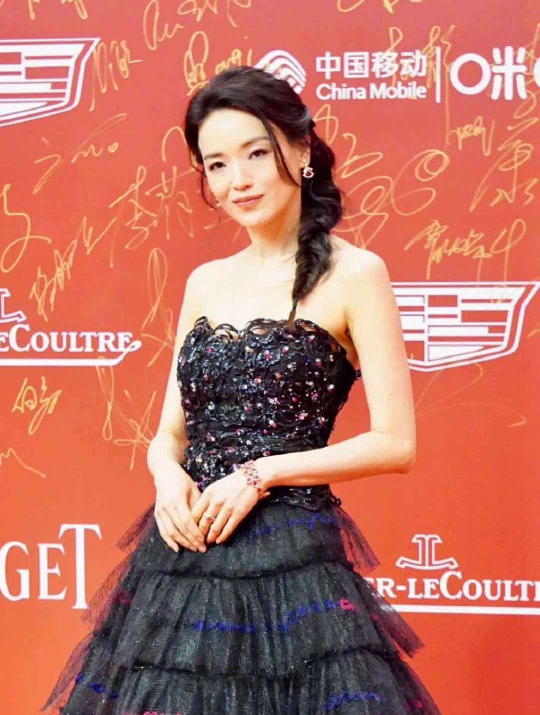 舒淇真是红毯终结者,一袭黑色蕾丝抹胸蛋糕礼服,美丽优雅又轻松