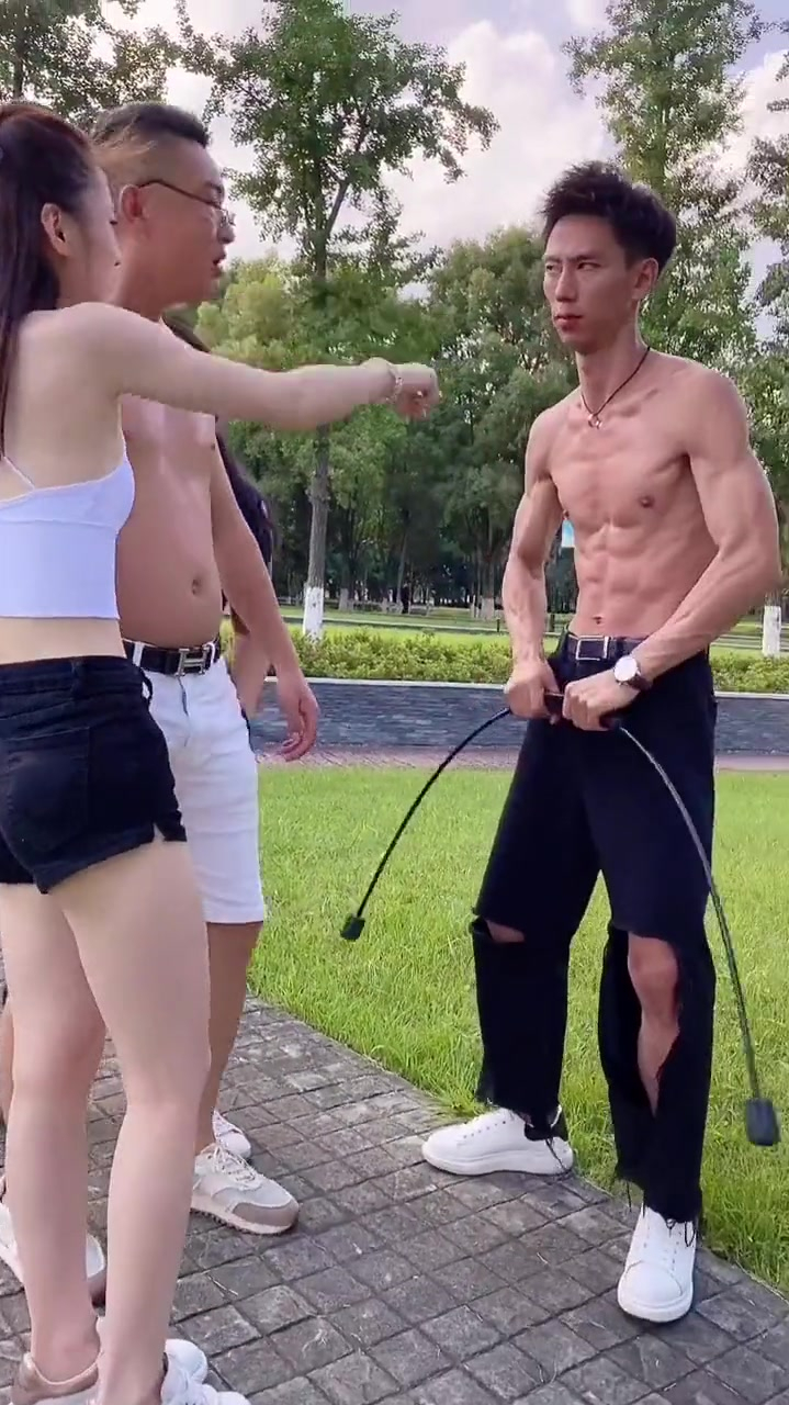 肌肉男养成中大肚腩变小蛮腰