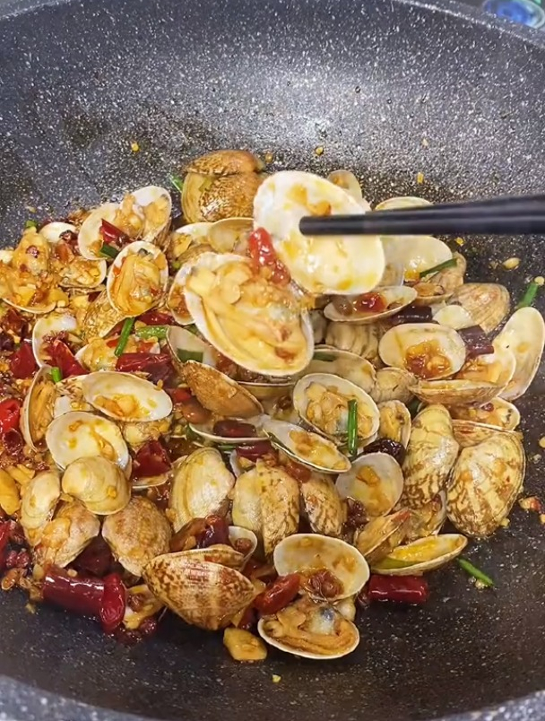学会这道蒜香花甲,再也不去大排档吃了,真的简单超好吃