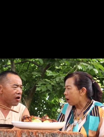 买个大肘子,先卤蒸后炭烤,和老伴大口吃肉,过足了瘾