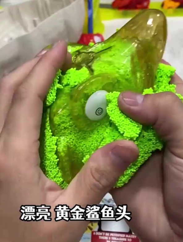 发光化石盲盒恐龙岛探险,被新玩具吓了一跳,挖出黄金大鲨鱼