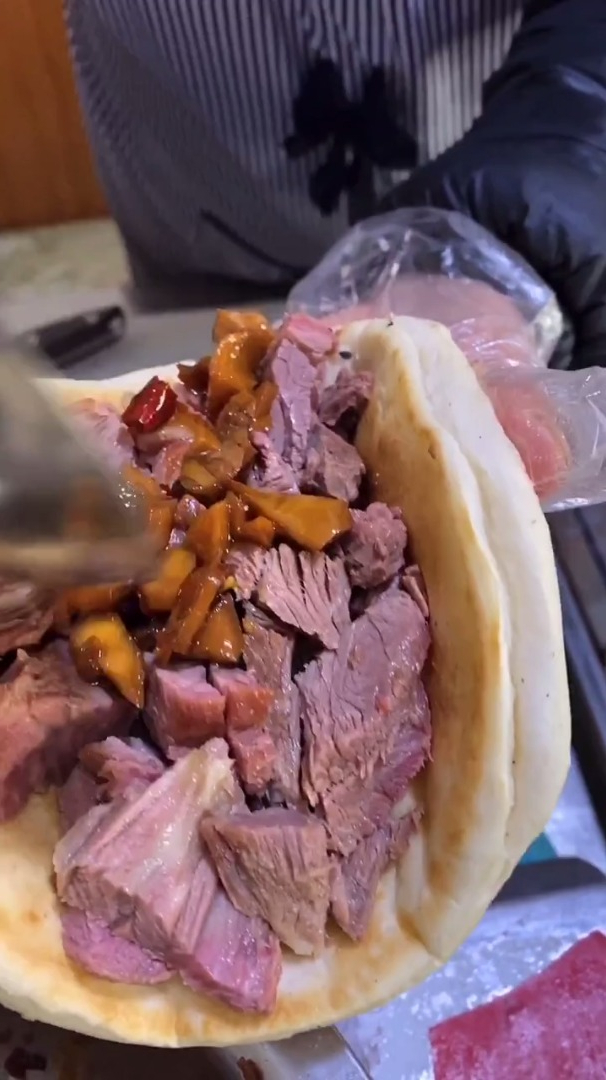 刘嫂做个烧饼夹驴肉给这位大哥