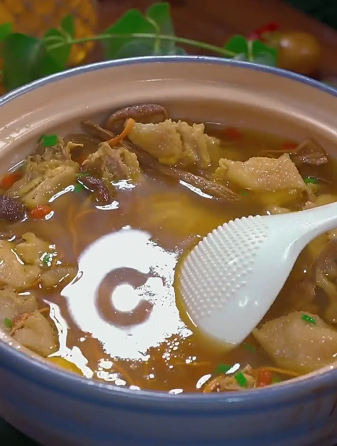 适合全家喝的炖老母鸡汤,一定要放羊肚菌汤包,汤鲜味美太好喝了