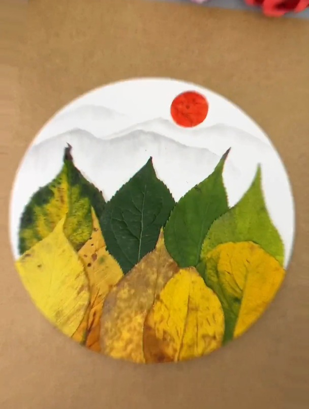 和孩子捡几个树叶,做漂亮的秋天主题儿童画吧,亲子手工