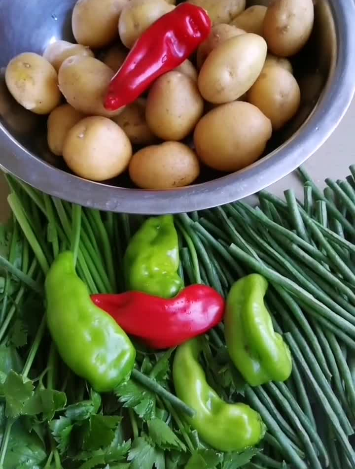 酱小土豆咸菜做法,小土豆小火炒抽巴为止,生抽老抽,黄豆酱