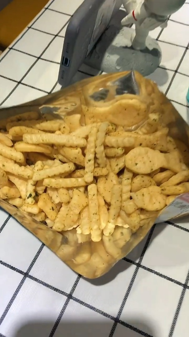 我男朋友真有意思,说这虾条香香脆脆的这么好吃,让我买多点给他追剧的时候吃~