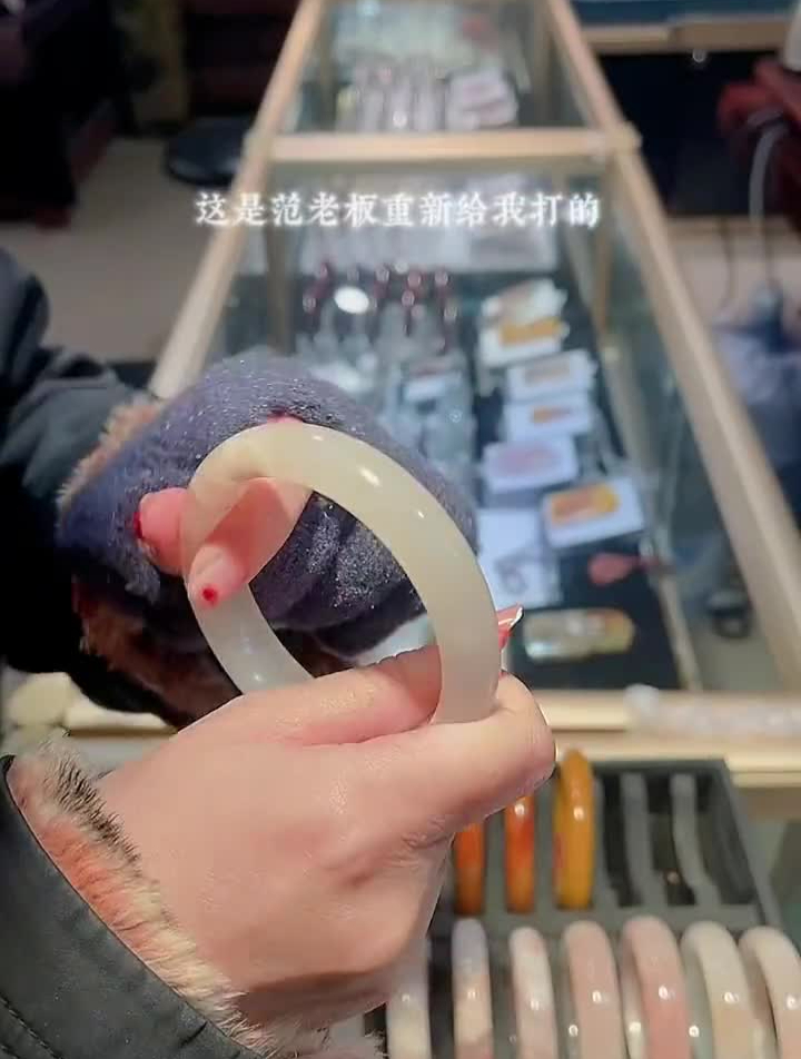 粉色鸡血玉手镯!套牢她!