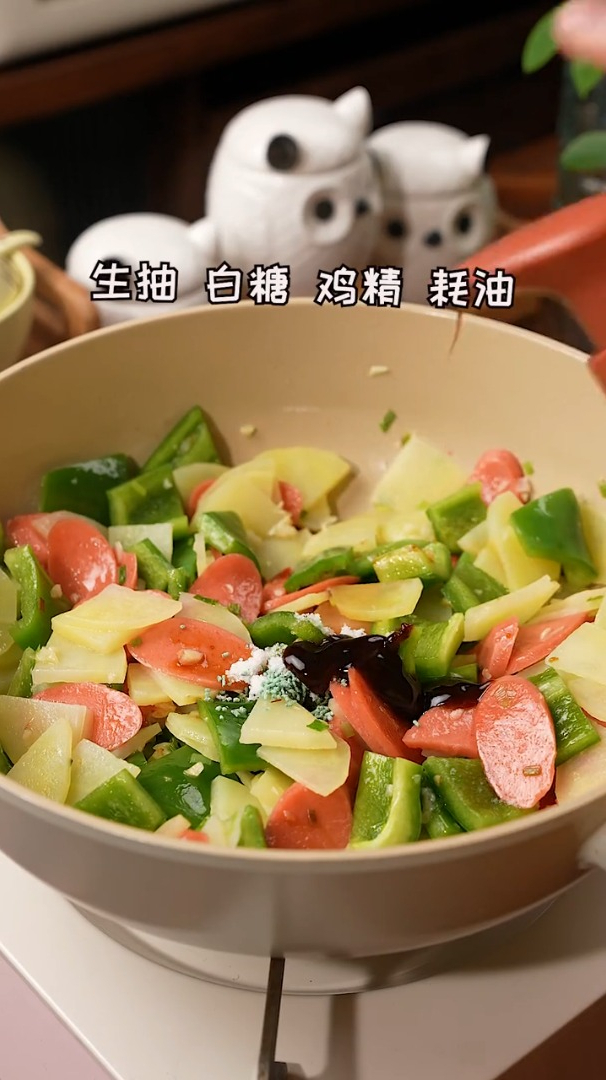 简单好吃的青椒火腿土豆片,米饭一碗接一碗