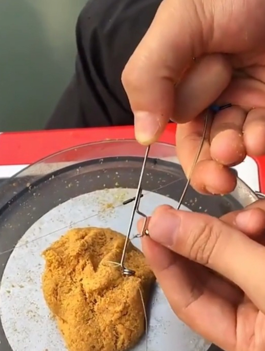 还在为钓不到鱼烦恼?小伙发明“自动鱼钩”,鱼儿咬钩就跑不了!