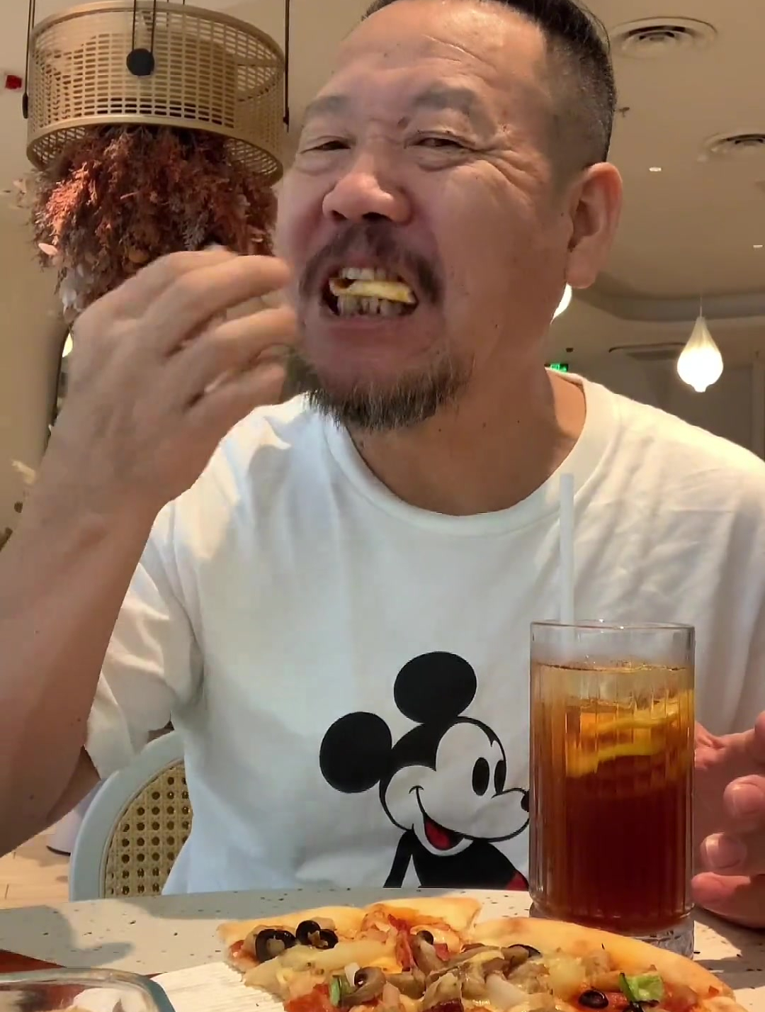 体验一下年轻人的快乐,汉堡可乐一起吃