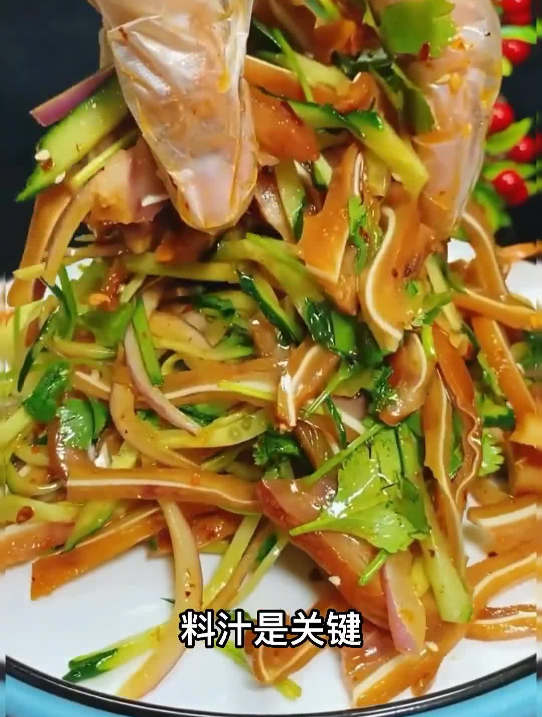 这个凉拌菜好吃,关键做法简单凉拌菜凉拌猪耳朵美食教程