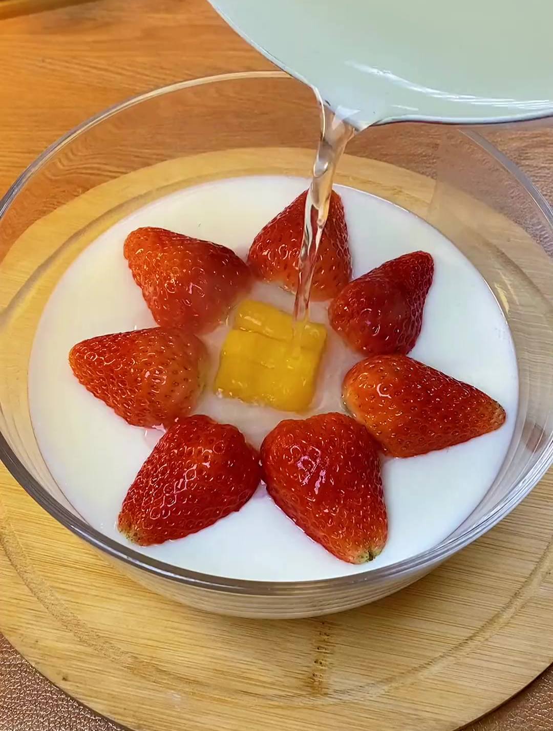 下午放学给孩子做,水果牛奶布丁,即好吃做法又简单