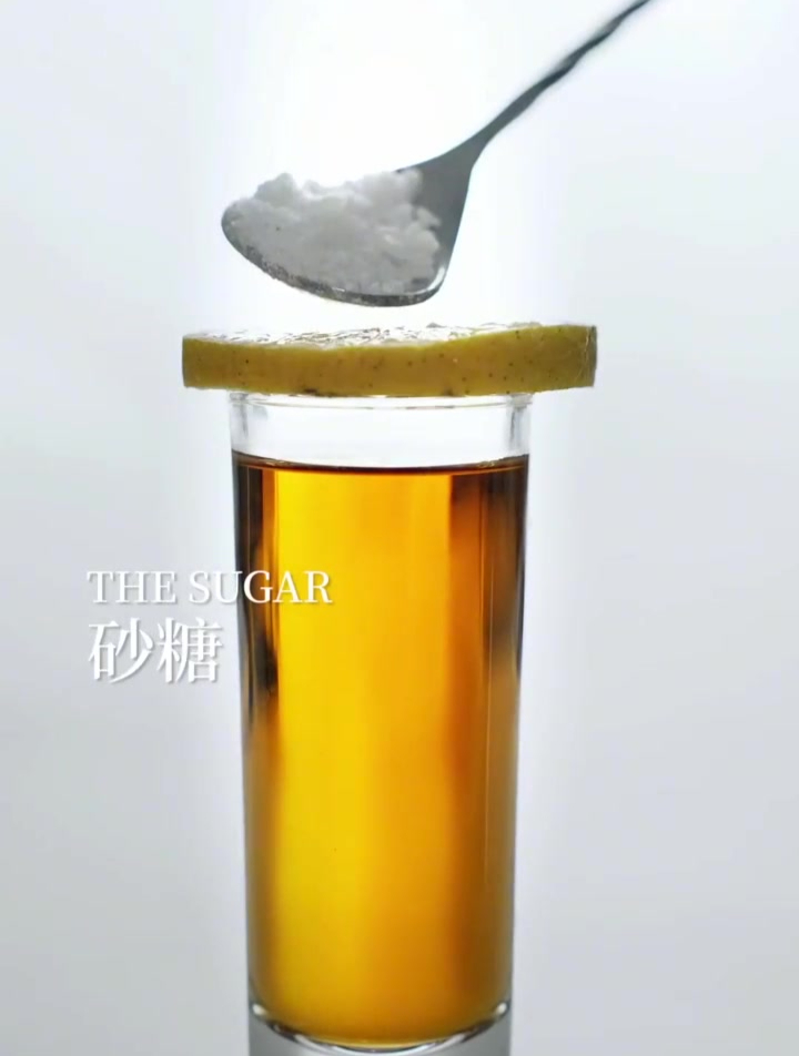 夏天傍晚的学校,手臂总是粘着我的卷子。鸡尾酒