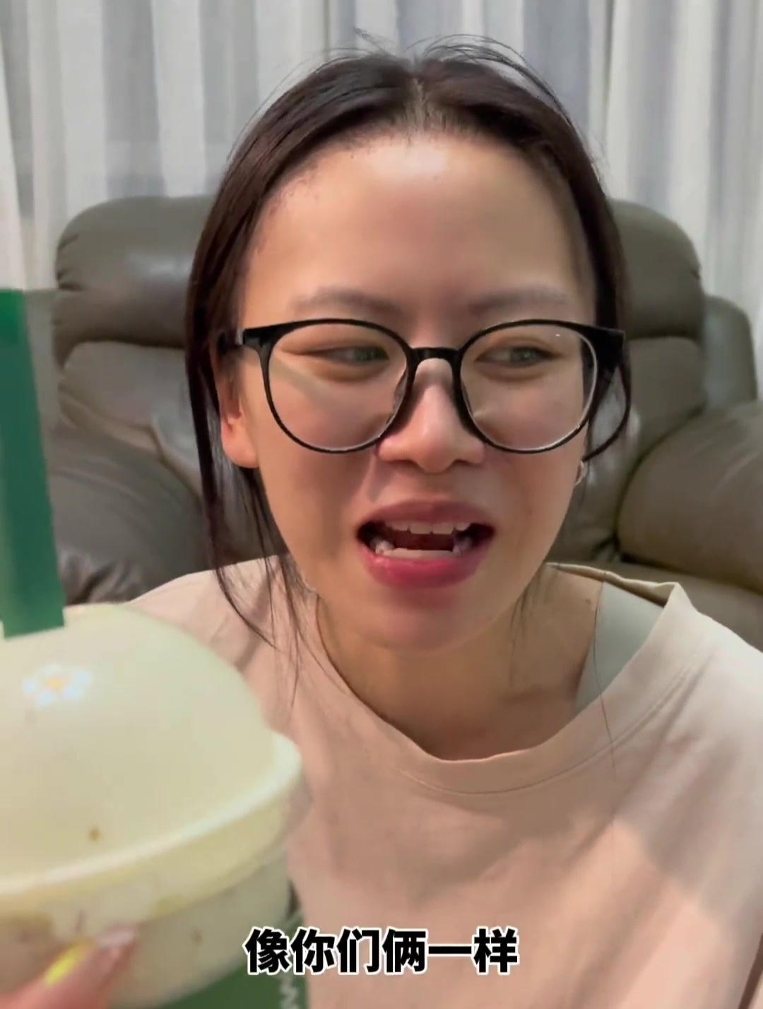 和闺蜜一起分享秋天的第一杯奶茶