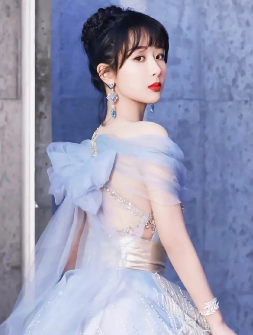 杨紫生日肖战未现身,蛋糕上的粉色小人堪称隔空示威