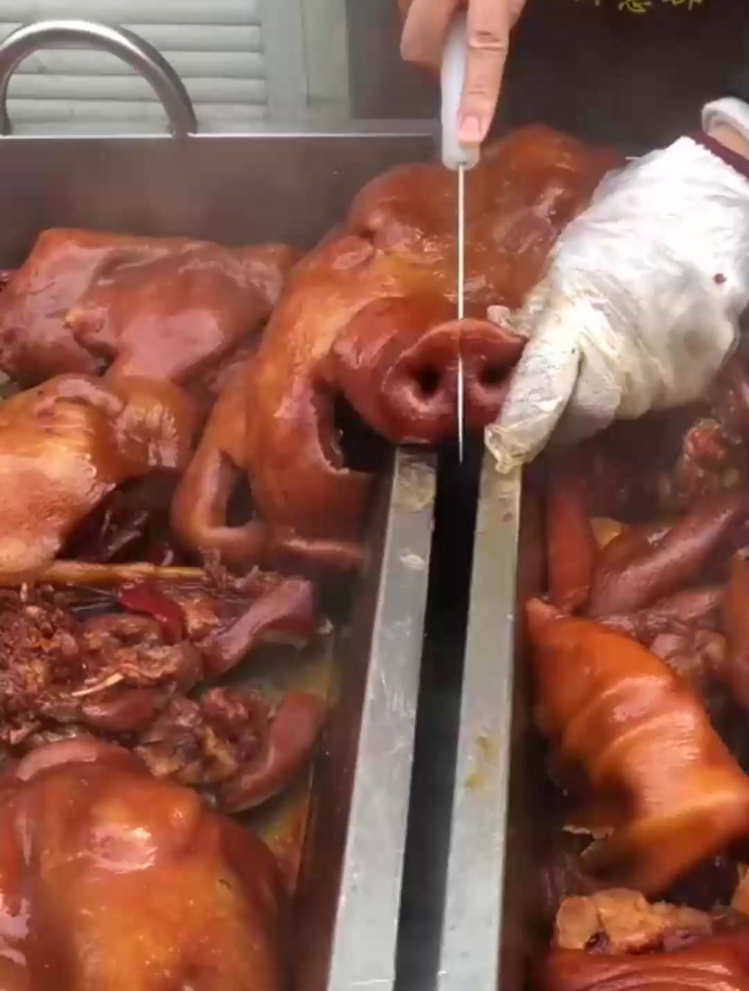 一刀切开看的我好想吃一口,这才是真正的猪头肉,太诱人了!