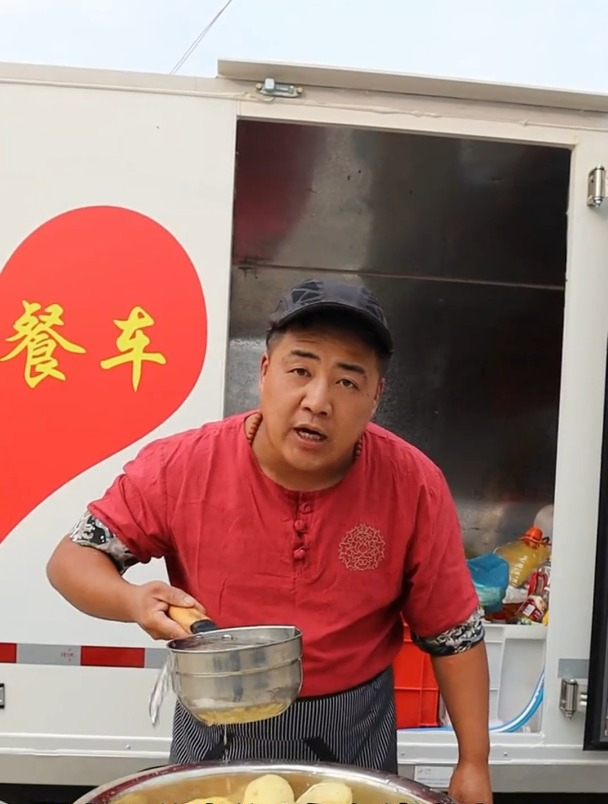 今天给老人做《鲍鱼大虾炖土豆》豪华版海鲜大炖菜