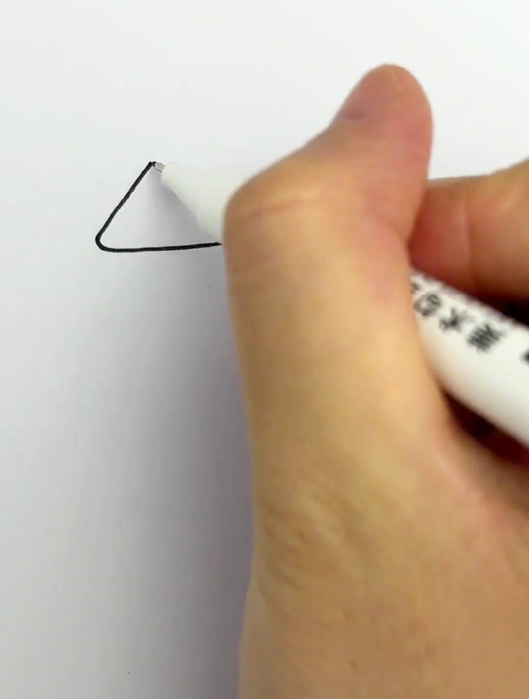 用4画一条水中的鱼 小朋友一起来画 超简单