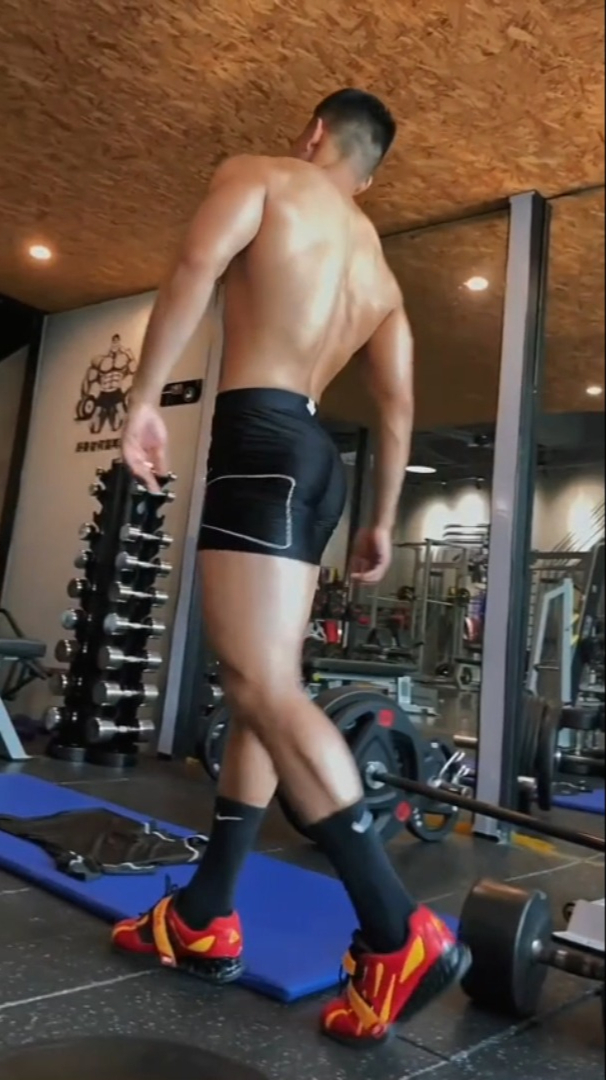 肌肉爷们PK好身材,我更偏爱第三个,就连背影都足够诱人,你呢?