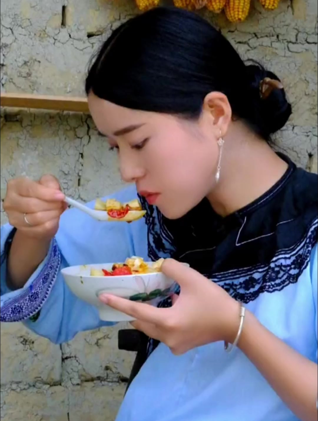 小时候最喜欢吃妈妈泡的西红柿酸汤拌米豆腐了