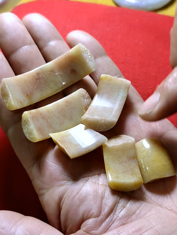 桂林鸡血玉质地比较松断口颗粒比较大