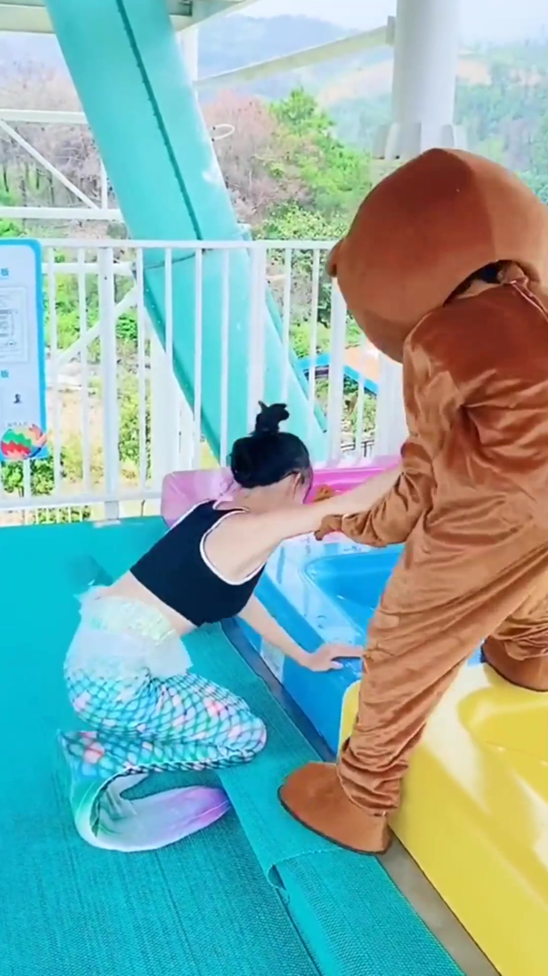 水上乐园的美女小姐姐,居然扮成美人鱼,身材太棒了!