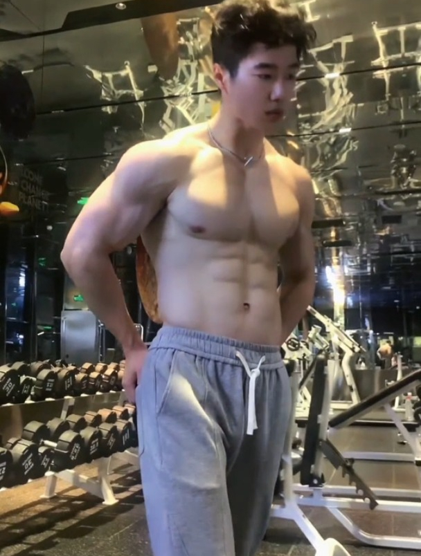 肌肉小狼狗PK迷人好身材,胸肌饱满有型,腹肌棱角分明,棒棒哒!