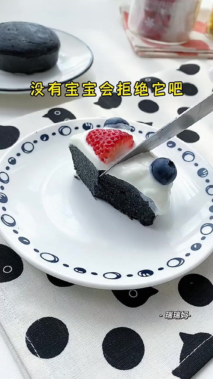 用黑芝麻和奶酪做的蛋糕