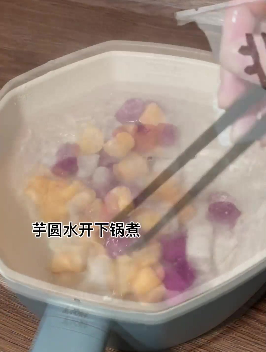 今天分享一款巨好喝的甜品~芋圆烧仙草,料足味美巨好喝