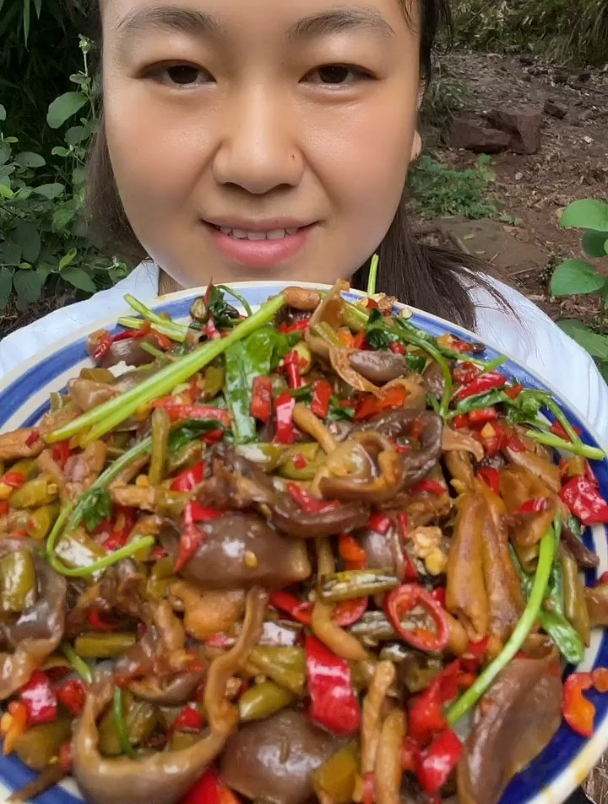 鸡杂盖饭,香辣脆爽,开胃下饭