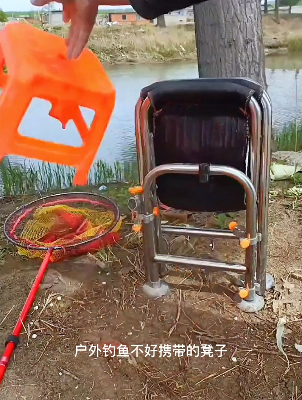 钓鱼别带小板凳了!钓鱼人“新发明”,能折能装,轻松钓一天!