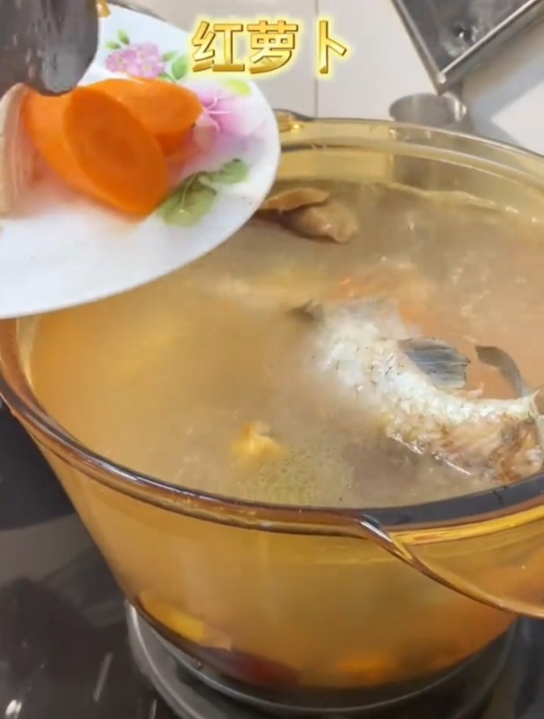 今天煲汤啦,我给老公煲了个红萝卜粉葛煲鲫鱼,不油腻又清甜