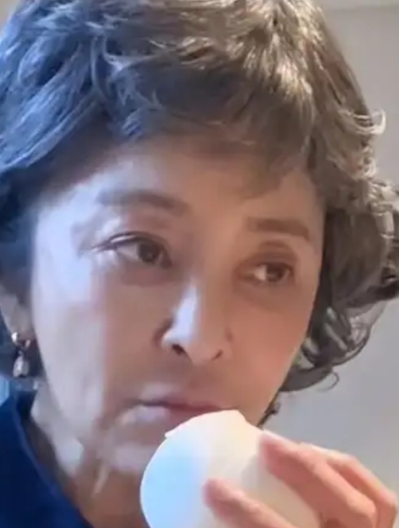 59岁李勤勤啃馒头吃生菜,大口吞咽被噎到,三婚三离晚年生活凄凉