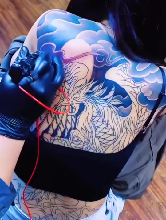 小姐姐后背纹身,这样式也太好看了,真是个性呢