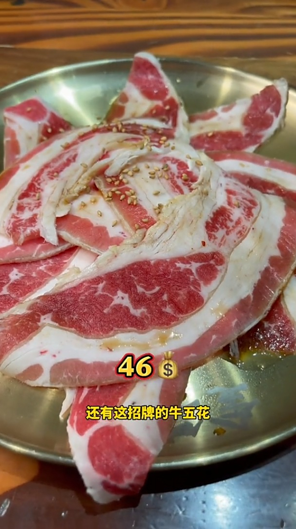 烤肉的种类多,水果冷面 一定要来上一碗