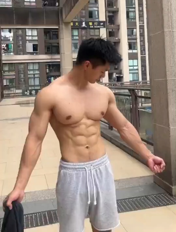 一个身材健硕,一个匀称性感,两位肌肉大男孩实力比拼,都好酷!