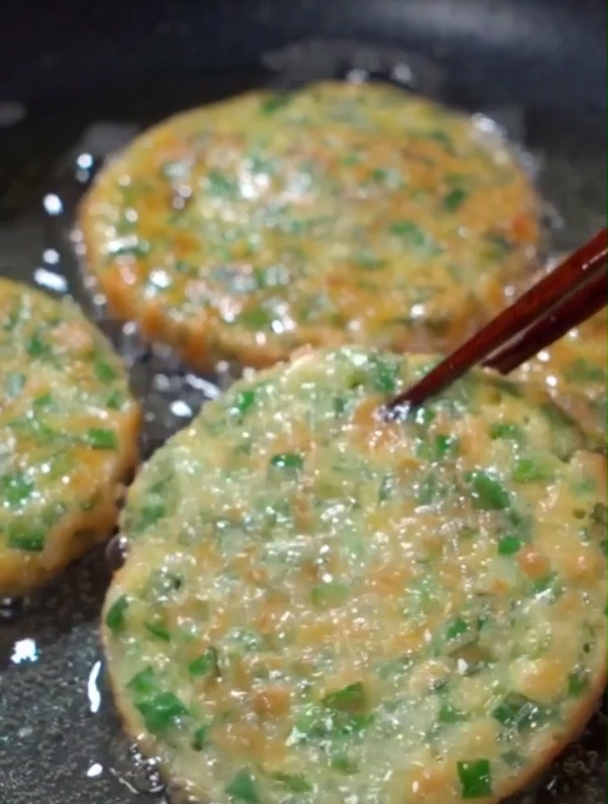 非常简单的韭菜鸡蛋饼做法,大人小孩都爱吃 韭菜鸡蛋饼