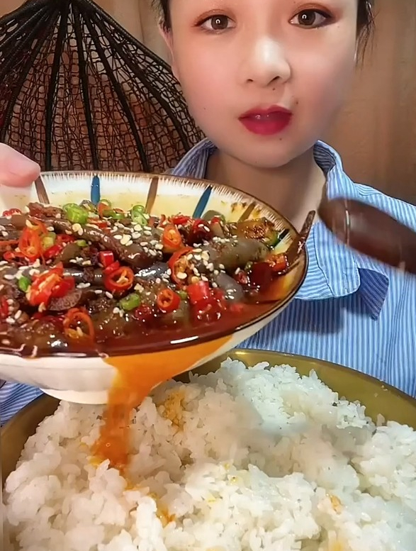 肉末茄子拌饭 今天吃的简单