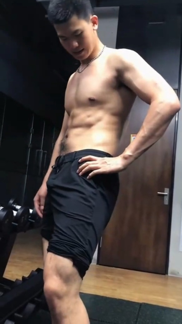 肌肉爷们身材健壮,腹肌棱角分明宛如雕刻,胸肌饱满荷尔蒙爆棚!