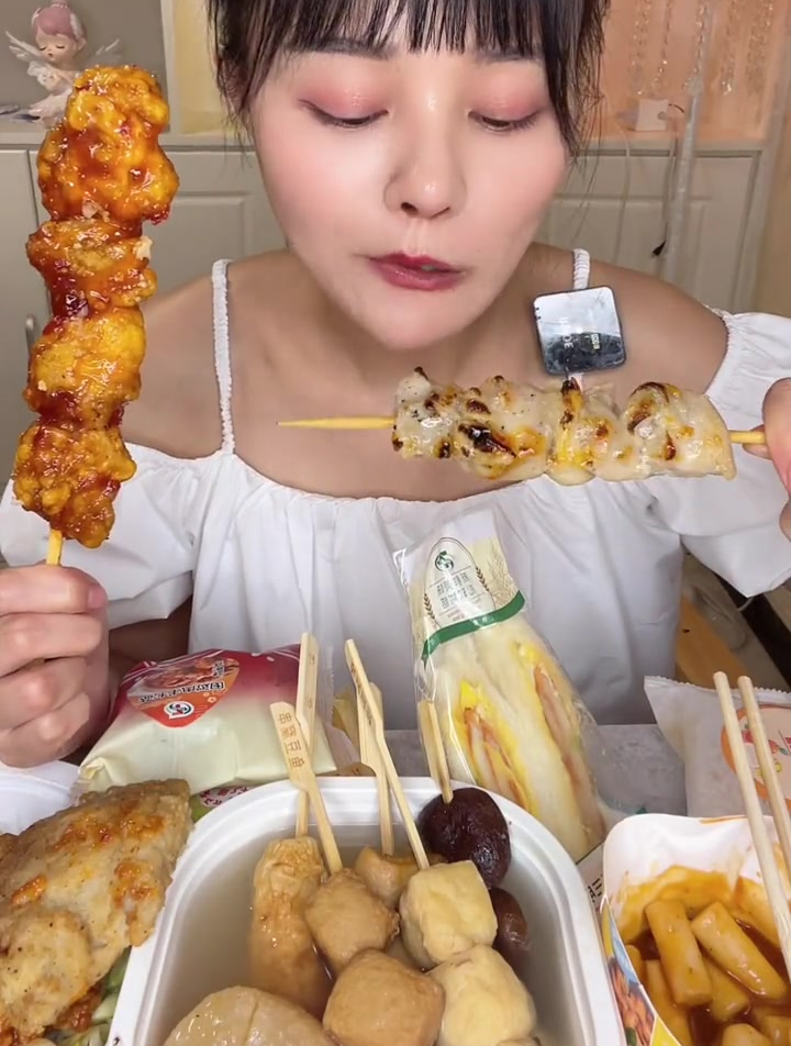 吃便利店关东煮,鸡肉大串串,吮指原味鸡,芝士年糕,鸡排三明治