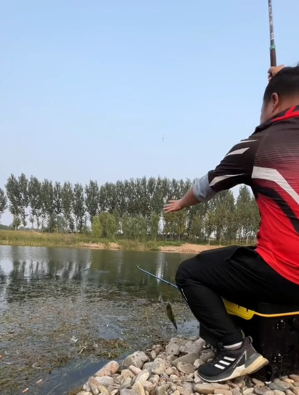 像“3”一样的鱼钩和普通鱼钩有什么区别?水下实测结果在这!