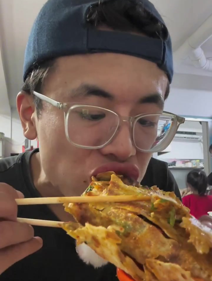 吃菜煎饼千万别学我,用筷子吃,这不是正宗的吃法
