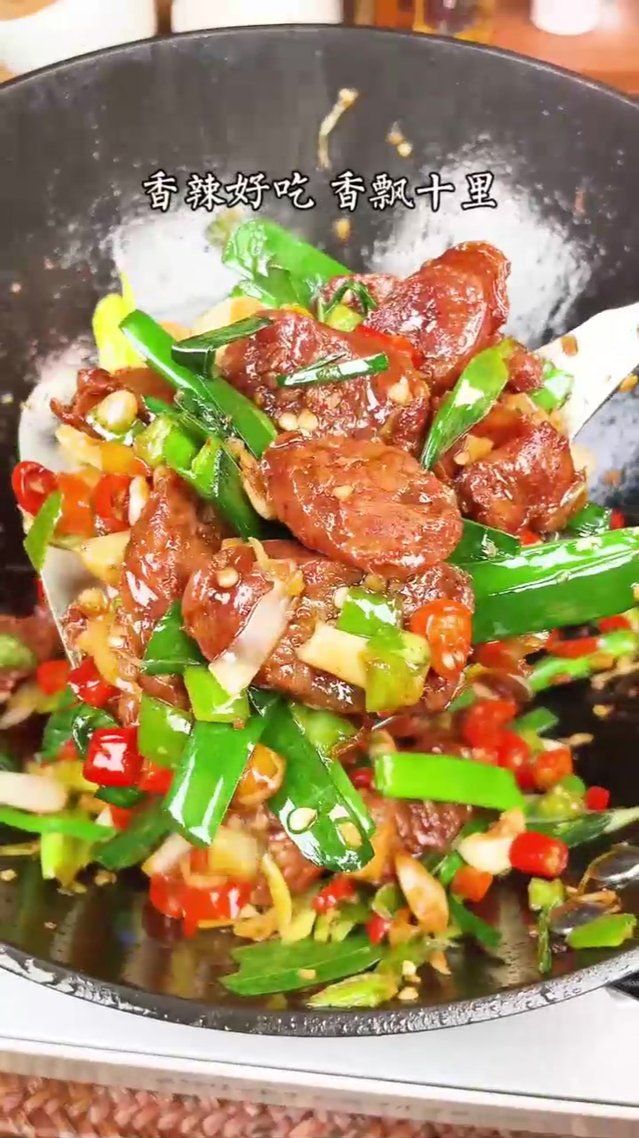 我发现川味香肠最好吃的做法不是蒸着吃,而是湘菜的大蒜炒香肠