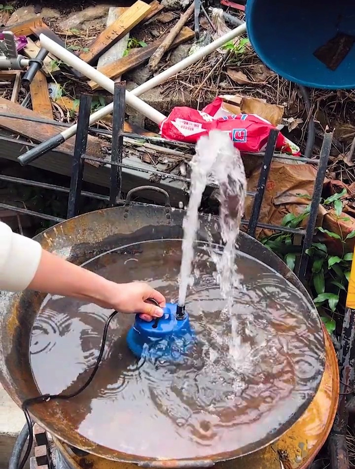 给家里的鱼缸换水用这种潜水泵,360度漩涡式吸水,方便好用
