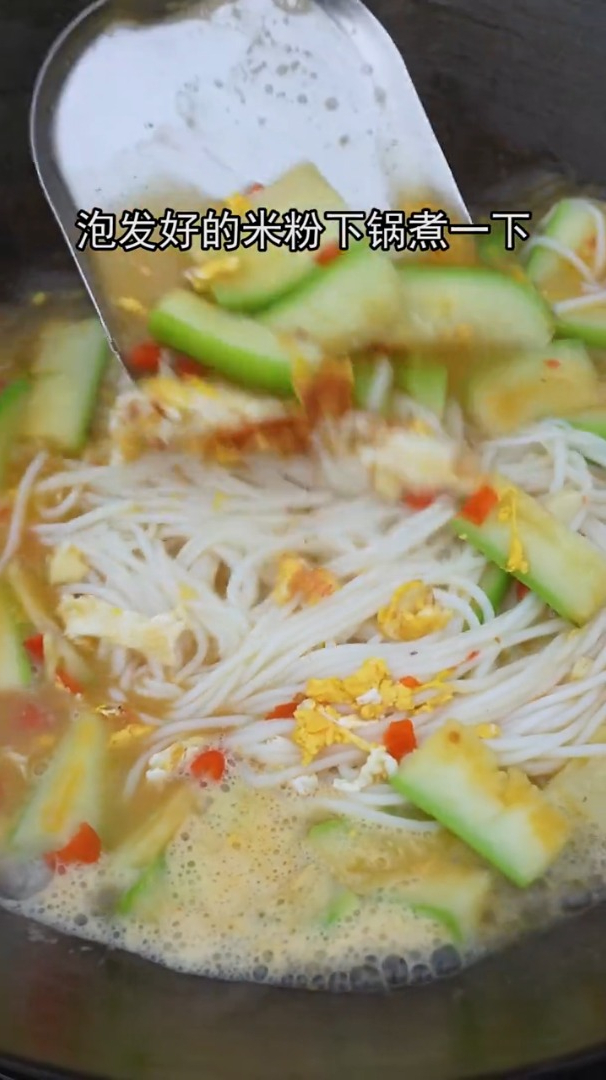 一碗丝瓜鸡蛋汤米粉,汤汁浓郁又好吃